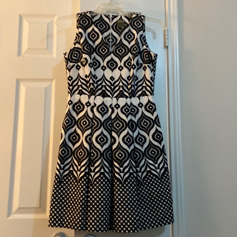 Lovely Size 6 Taylor Black and White print dress. Lined and with pockets.